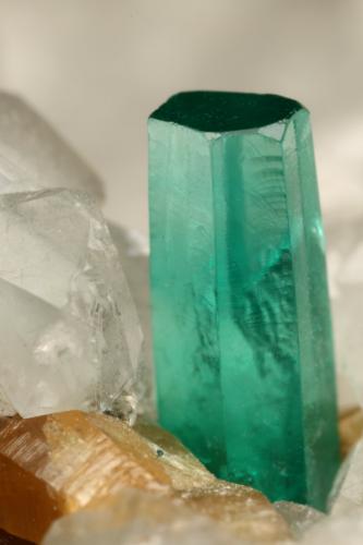 Beryl (variety emerald), Calcite, Parisite<br />La Pita mining district, Municipio Maripí, Western Emerald Belt, Boyacá Department, Colombia<br />Beryl xl=8mm<br /> (Author: Fiebre Verde)