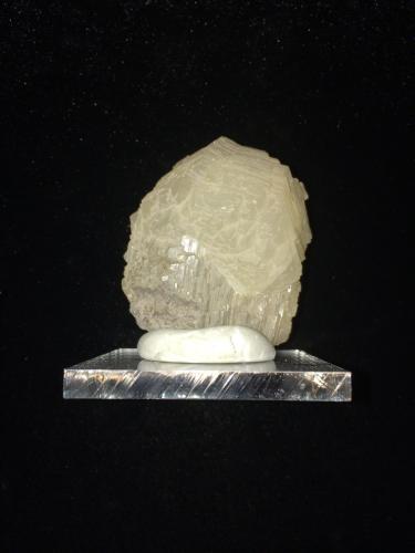 Witherite<br />Golconda Prospects, Golconda, Pope County, Illinois, USA<br />45 mm X 45 mm X 40 mm<br /> (Author: Robert Seitz)