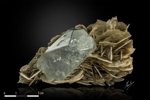 Beryl and Muscovite<br />Pingwu Mine, Huya township, Mount Xuebaoding, Pingwu, Mianyang Prefecture, Sichuan Province, China<br />108 X 54 mm<br /> (Author: Manuel Mesa)