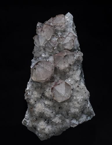 Quartz, Calcite, Hematite<br />Roncari Quarry, East Granby, Hartford County, Connecticut, USA<br />6.4 x 4.0 cm<br /> (Author: am mizunaka)