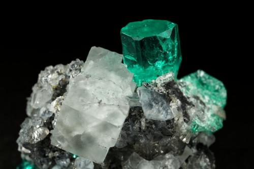 Beryl (variety emerald), Calcite, Fluorite<br />Chivor mining district, Municipio Chivor, Eastern Emerald Belt, Boyacá Department, Colombia<br />25x24x21mm, main xl=10mm<br /> (Author: Fiebre Verde)