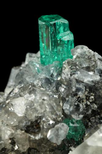 Beryl (variety emerald), Calcite, Fluorite<br />Chivor mining district, Municipio Chivor, Eastern Emerald Belt, Boyacá Department, Colombia<br />25x24x21mm, main xl=10mm<br /> (Author: Fiebre Verde)