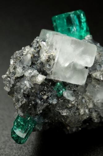 Beryl (variety emerald), Calcite, Fluorite<br />Chivor mining district, Municipio Chivor, Eastern Emerald Belt, Boyacá Department, Colombia<br />25x24x21mm, main xl=10mm<br /> (Author: Fiebre Verde)