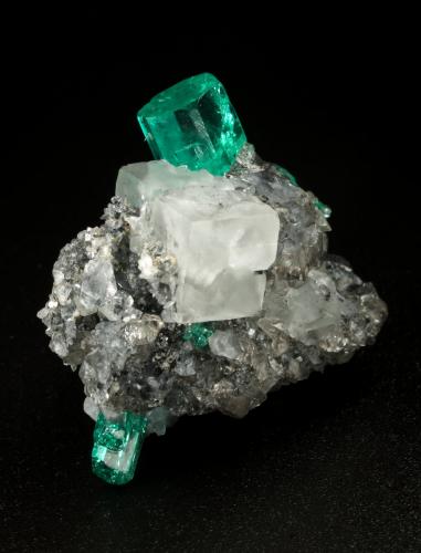 Beryl (variety emerald), Calcite, Fluorite<br />Chivor (distrito minero), Municipio Chivor, Cinturón Esmeraldífero Oriental, Departamento Boyacá, Colombia<br />25x24x21mm, main xl=10mm<br /> (Author: Fiebre Verde)