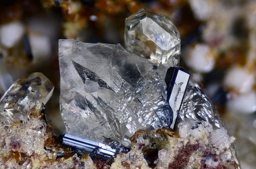 Calcita, Fluorapatito, Pseudobrookita<br />Nuestra Señora del Carmen Mines, La Celia, Jumilla, Comarca Altiplano, Region of Murcia (Murcia), Spain<br />Campo de visión 4 mm<br /> (Autor: Juan Miguel)