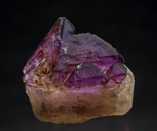 Quartz (variety amethyst), Quartz (variety smoky quartz)<br />Crystal Ridge, Johnson Spring, Distrito Tibbets, Montes Inyo, Condado Inyo, California, USA<br />4.3 x 4.3 cm<br /> (Author: am mizunaka)