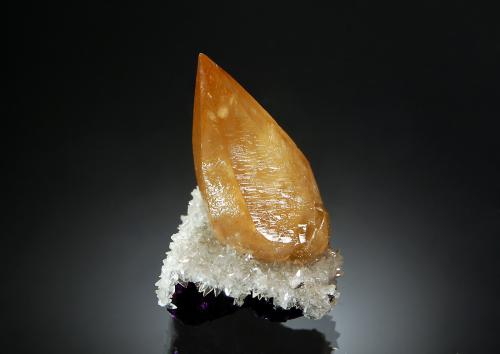 Calcite<br />Denton Mine, Goose Creek Mine group, Harris Creek Sub-District, Hardin County, Illinois, USA<br />2.8 x 4.1 cm<br /> (Author: crosstimber)