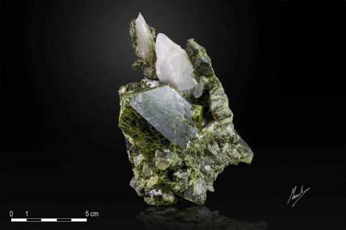 Epidote and Quartz<br />Aguablanca Mine, Monesterio, Comarca Tentudía, Badajoz, Extremadura, Spain<br />135 X 85 mm<br /> (Author: Manuel Mesa)