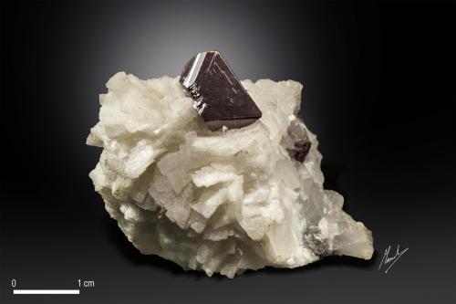 Cinnabar on Dolomite<br />Mina Tongren, Tongren, Prefectura Tongren, Provincia Guizhou, China<br />38 x 21 mm<br /> (Author: Manuel Mesa)