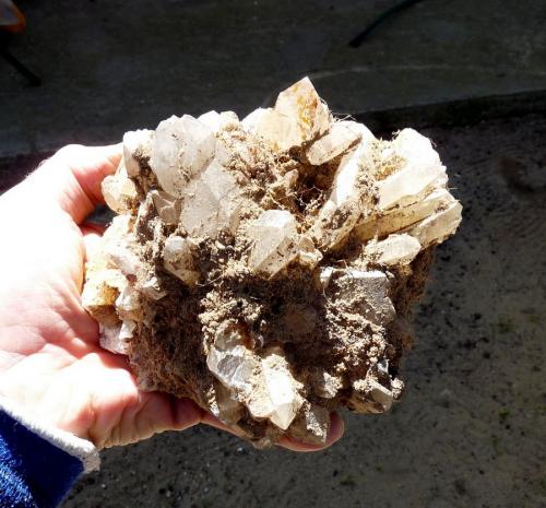 Quartz<br />Ceres, Warmbokkeveld Valley, Ceres, Valle Warmbokkeveld, Witzenberg, Cape Winelands, Western Cape Province, South Africa<br />Fingers for size<br /> (Author: Pierre Joubert)