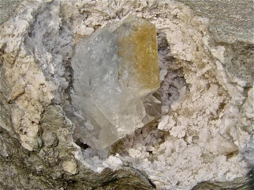 Celestine on Quartz<br />Hoosier Stone Company Salem (Cantera Salem), Salem, Condado Washington, Indiana, USA<br />celestine is 4.5 cm<br /> (Author: Bob Harman)