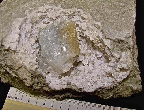 Celestine on Quartz<br />Hoosier Stone Company Salem (Cantera Salem), Salem, Condado Washington, Indiana, USA<br />the geode is about 11 cm x 7 cm and the celestine is 4.5 cm<br /> (Author: Bob Harman)