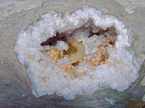 Barite and Dolomite on Quartz<br />Afloramientos Carretera Estatal 37, Harrodsburg, Clear Creek, Condado Monroe, Indiana, USA<br />geode cavity is 13 cm x 10 cm. barite crystal is 5 cm and dolomite groupings are up to 4.5 cm<br /> (Author: Bob Harman)