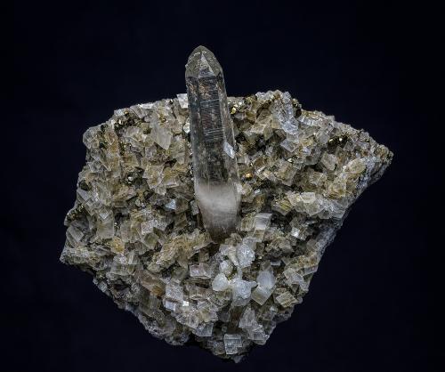 Quartz, Ankerite, Pyrite<br />Mésage Mine, Saint-Pierre-de-Mésage, Vizille, Grenoble, Isère, Auvergne-Rhône-Alpes, France<br />8.5 x 7.6 cm<br /> (Author: am mizunaka)
