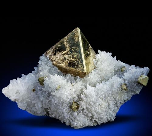 Pyrite, Quartz<br />Mina Huanzala, Distrito Huallanca, Provincia Dos de Mayo, Departamento Huánuco, Perú<br />102 mm x 70 mm x 40 mm<br /> (Author: Carles Millan)