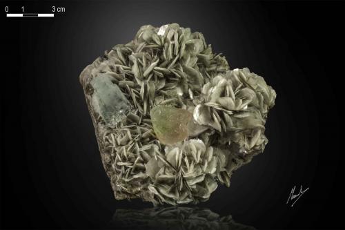 Fluorite, Beryl (variety aquamarine) and Muscovite<br />Nagar, Valle Hunza, Distrito Nagar, Gilgit-Baltistan (Áreas del Norte), Paquistán<br />126 x 125 mm<br /> (Author: Manuel Mesa)