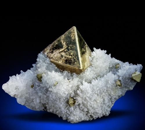 Pirita, Cuarzo<br />Huanzala Mine, Huallanca District, Dos de Mayo Province, Huánuco Department, Peru<br />102 mm x 70 mm x 40 mm<br /> (Autor: Carles Millan)
