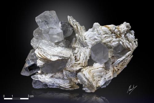 Topaz, Quartz, Muscovite and Albite<br />Shigar Valley, Shigar District, Gilgit-Baltistan (Northern Areas), Pakistan<br />155 X 125 mm<br /> (Author: Manuel Mesa)