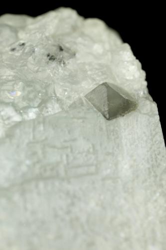 Beryl (variety emerald), Calcite, Dolomite<br />Muzo mining district, Western Emerald Belt, Boyacá Department, Colombia<br />25x23x21mm, main xl=12mm<br /> (Author: Fiebre Verde)