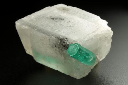 Beryl (variety emerald), Calcite, Dolomite<br />Muzo mining district, Western Emerald Belt, Boyacá Department, Colombia<br />25x23x21mm, main xl=12mm<br /> (Author: Fiebre Verde)