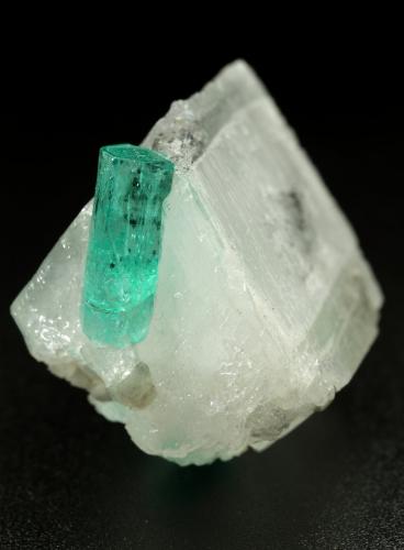 Beryl (variety emerald), Calcite, Dolomite<br />Muzo mining district, Western Emerald Belt, Boyacá Department, Colombia<br />25x23x21mm, main xl=12mm<br /> (Author: Fiebre Verde)