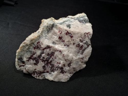 Proustite, Pyrargyrite<br />Austin, Distrito Reese River Mining, Condado Lander, Nevada, USA<br />100 mm x 60 mm x 55 mm<br /> (Author: Robert Seitz)