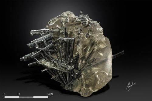 Stibnite and Calcit<br />Xikuangshan Sb deposit, Lengshuijiang, Loudi Prefecture, Hunan Province, China<br />65 X 54 mm<br /> (Author: Manuel Mesa)