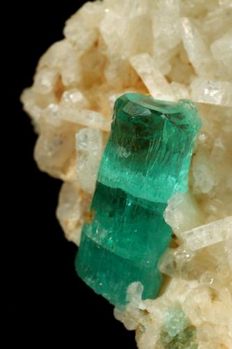 Beryl (variety emerald), Albite (variety cleavelandite)<br />Chivor mining district, Municipio Chivor, Eastern Emerald Belt, Boyacá Department, Colombia<br />29x31x21mm, xl=11mm<br /> (Author: Fiebre Verde)