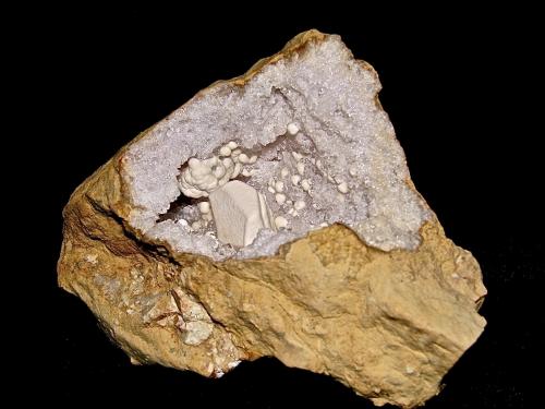 Aragonite or Kaolinite on Calcite on Quartz<br />Condado Monroe, Indiana, USA<br />Geode is 8 cm. The Calcite is 2 cm<br /> (Author: Bob Harman)