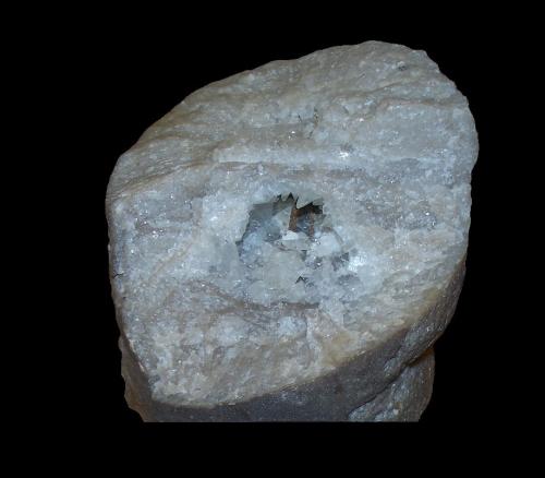 Calcite<br />Cantera Louisville Cement Company, Condado Clark, Indiana, USA<br />7.5 x 5.8 x 5.5 cm<br /> (Author: Jamison Brizendine)