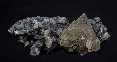 Calcite, Stilbite-Ca, Quartz<br />Jalgaon District, Maharashtra, India<br />10.2 x 4.5 cm<br /> (Author: am mizunaka)