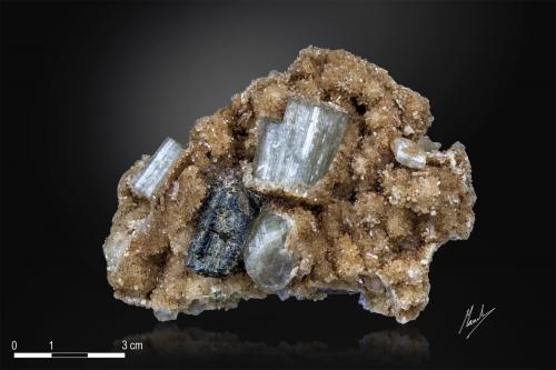 Fluorapatito con Stilbita-Ca y Chorlo<br />Zona Imilchil, Anti-Atlas, Provincia Er Rachidia, Región Drâa-Tafilalet, Marruecos<br />100 x 66 mm<br /> (Autor: Manuel Mesa)