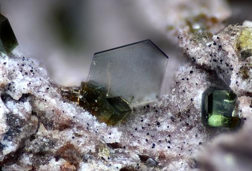 Roedderita<br />Volcán de Cancarix, Sierra de las Cabras, Cancarix, Hellín, Comarca Campos de Hellín, Albacete, Castilla-La Mancha, España<br />Campo de visión 1,5 mm<br /> (Autor: Juan Miguel)