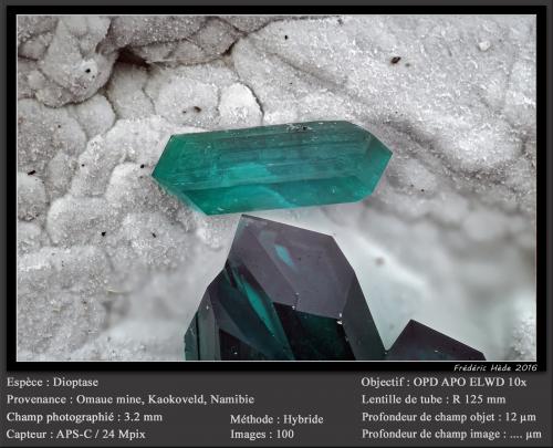 Dioptase<br />Mina Omaue, Kaokoveld Plateau, Región Kunene, Namibia<br />fov 3.2 mm<br /> (Author: ploum)