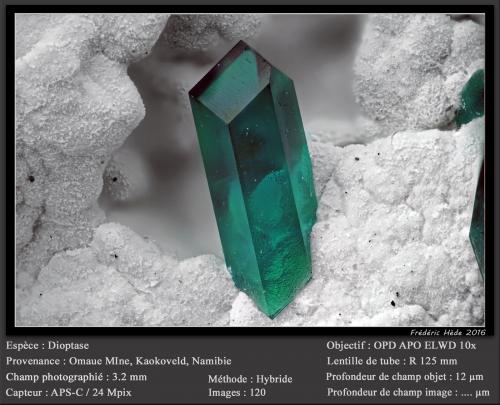 Dioptase<br />Mina Omaue, Kaokoveld Plateau, Región Kunene, Namibia<br />fov 3.2 mm<br /> (Author: ploum)