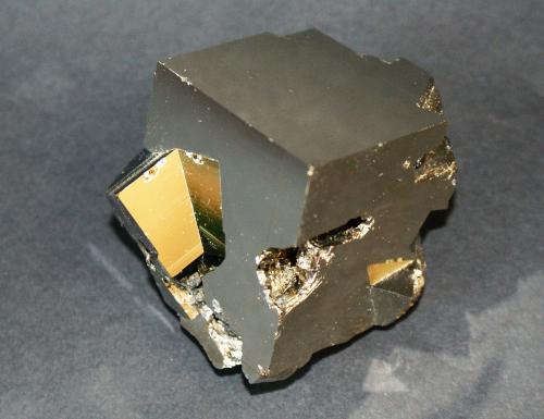 Pyrite<br />Mina Huanzala, Distrito Huallanca, Provincia Dos de Mayo, Departamento Huánuco, Perú<br />60mm x 55mm x 45mm<br /> (Author: Philippe Durand)