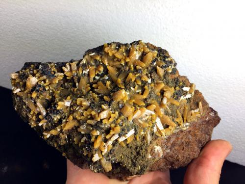 Wulfenita, Mimetita, Goethita<br />Ojuela Mine, Mapimí, Municipio Mapimí, Durango, Mexico<br />16.4 x 11 x 6.5 centimetros<br /> (Autor: Ricardo Melendez)