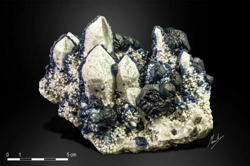 Fluorite and Quartz<br />Huanggang Mines, Hexigten Banner (Kèshíkèténg Qí), Chifeng (Ulanhad), Inner Mongolia Autonomous Region, China<br />140 x117 mm<br /> (Author: Manuel Mesa)