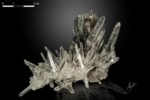 Hübnerite and Quartz<br />Zona minera Mundo Nuevo, Mundo Nuevo, Huamachuco, Provincia Sánchez Carrión, Departamento La Libertad, Perú<br />100 X 45 mm<br /> (Author: Manuel Mesa)