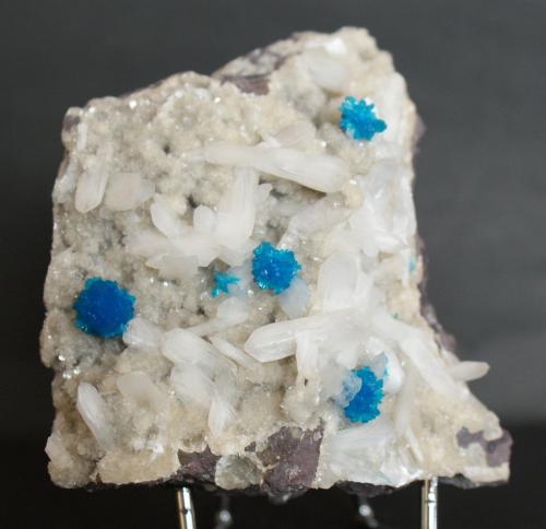Cavansite and Stilbite-Ca and Heulandite<br />Wagholi Quarry, Wagholi, Pune District (Poonah District), Maharashtra, India<br />80mm x 80mm x 40mm<br /> (Author: Philippe Durand)