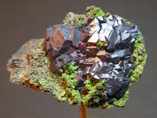 Cuprite on Duftite<br />Mina Tsumeb, Tsumeb, Región Otjikoto, Namibia<br />45mm x 30mm<br /> (Author: Heimo Hellwig)