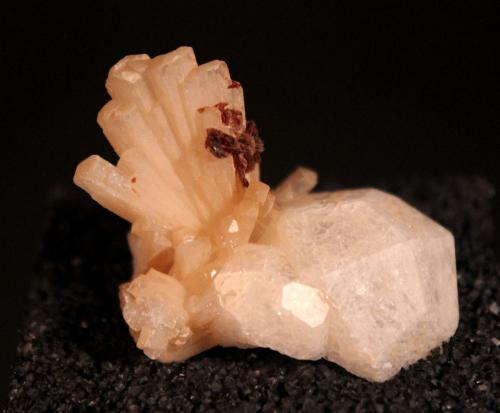 Natrolite, Analcime, Rhodochrosite<br />Cantera Poudrette, Mont Saint-Hilaire, La Vallée-du-Richelieu RCM, Montérégie, Québec, Canadá<br />40 mm x 30 mm 25 mm<br /> (Author: Don Lum)