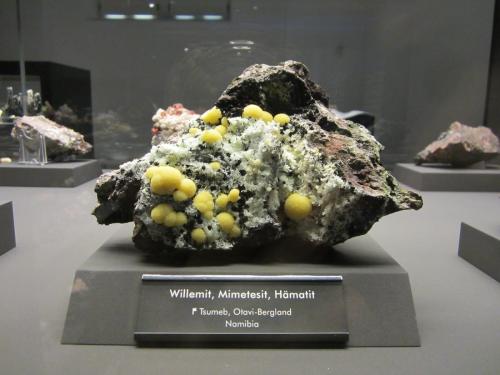 Willemite, Mimetite, Hematite<br />Mina Tsumeb, Tsumeb, Región Otjikoto, Namibia<br /><br /> (Author: Tobi)