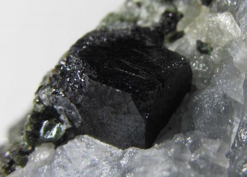 Perovskita<br />Oka complex, Oka, Deux-Montagnes RCM, Laurentides, Québec, Canada<br />7 mm. arista del cristal<br /> (Autor: prcantos)