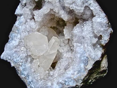 Calcite on Quartz<br />State Route 37 road cuts, Harrodsburg, Clear Creek Township, Monroe County, Indiana, USA<br />the largest intact calcite in this picture is 4.8 cm<br /> (Author: Bob Harman)