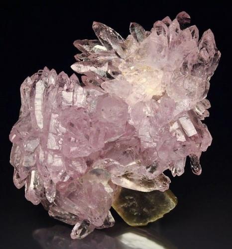 Quartz (variety rose quartz), Muscovite<br />Minas Gerais, Brazil<br />4.5 cm<br /> (Author: Nunzio)
