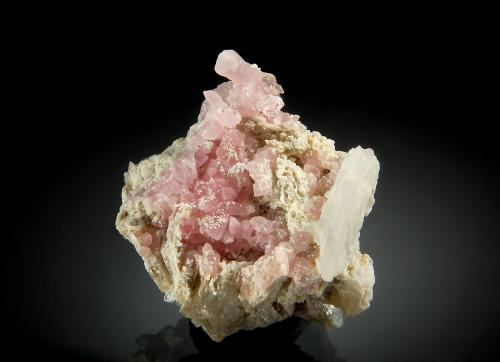 Quartz<br />Localidad de cristales de cuarzo rosa, Newry, Condado Oxford, Maine, USA<br />2.6 x 2.6 cm<br /> (Author: crosstimber)