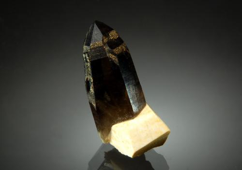 Quartz<br />North Moat Mountain, Bartlett, Carroll County, New Hampshire, USA<br />1.6 x 2.8 cm<br /> (Author: crosstimber)