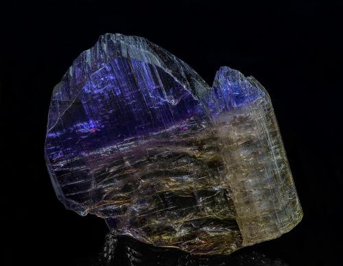 Zoisite (variety tanzanite)<br />Merelani, Montes Lelatema, Distrito Simanjiro, Región Manyara, Tanzania<br />4.8 x 5.1 cm<br /> (Author: am mizunaka)