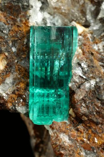 Beryl (variety emerald), Calcite<br />Chivor mining district, Buena Vista Mine, Municipio Ubalá, Eastern Emerald Belt, Cundinamarca Department, Colombia<br />44x55x36mm, xl=13mm<br /> (Author: Fiebre Verde)